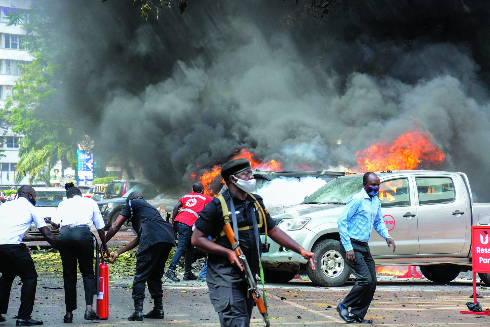 Uganda. Triplo atentado suicida deixa capital em choque