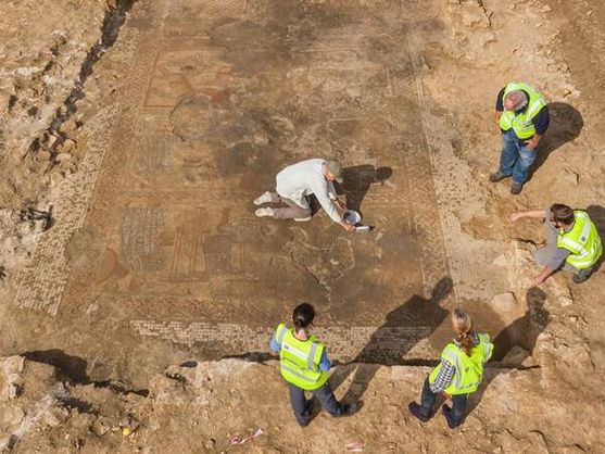 Mosaico romano raro da Guerra de Tróia encontrado sob campos agrícolas do Reino Unido