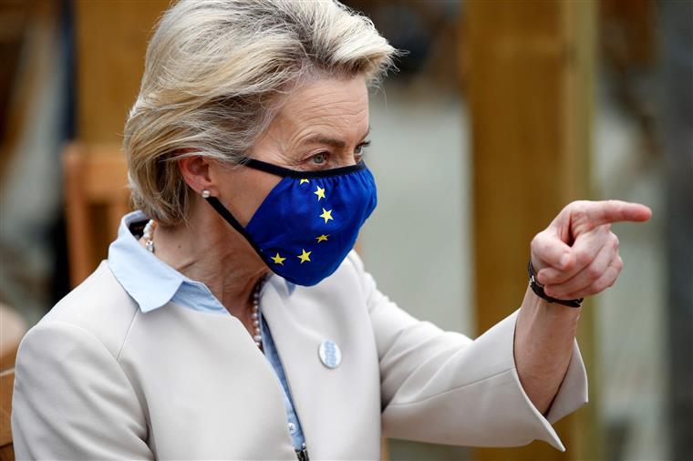 Ursula von der Leyen sobre a nova variante: está em curso uma “corrida contra o tempo”