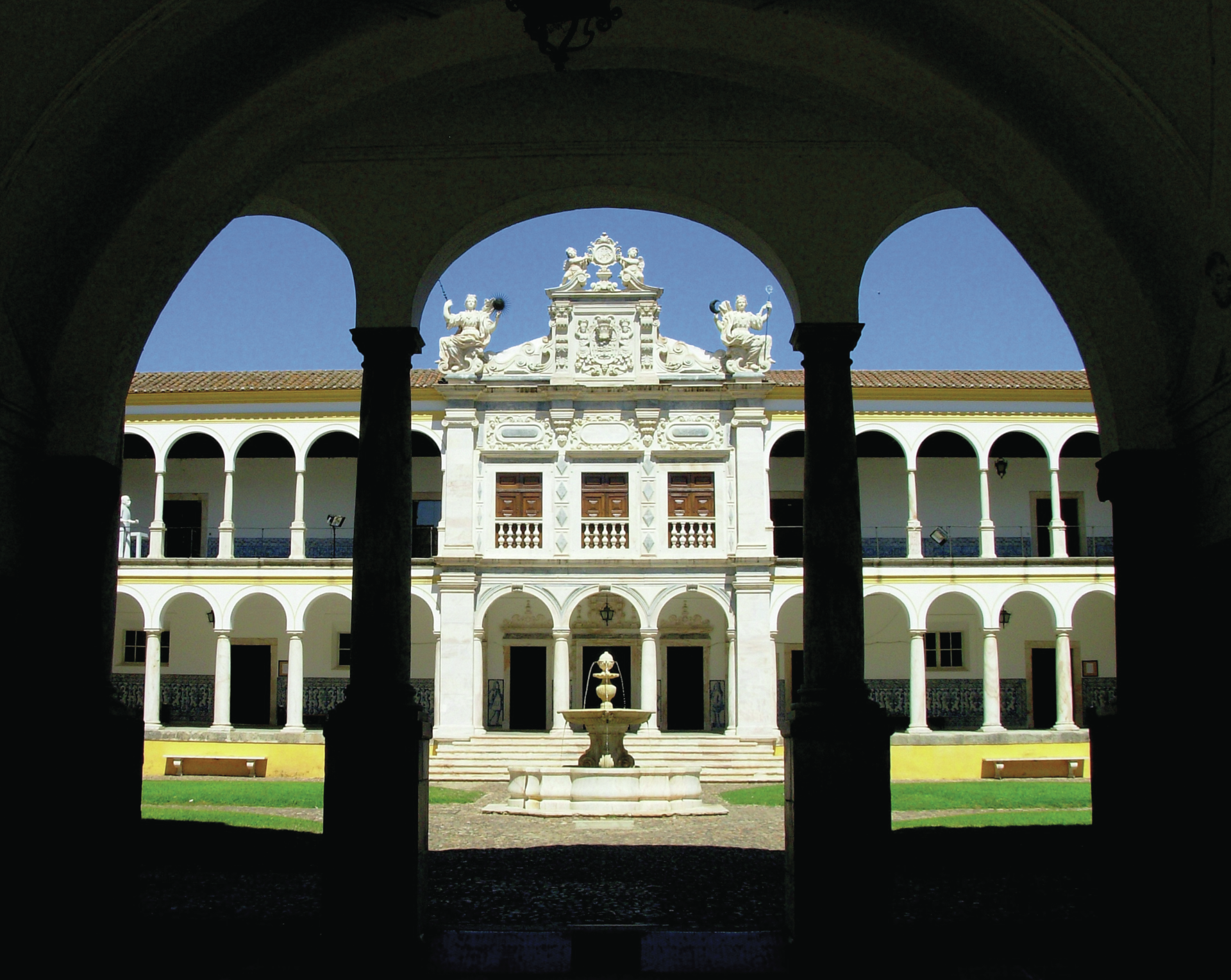 Ensino. UÉvora é aquela que acolhe mais estudantes estrangeiros