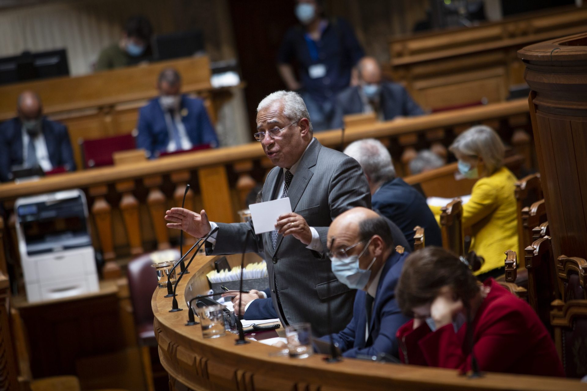 Costa admite medidas mais duras. Direita pede confinamento a sério