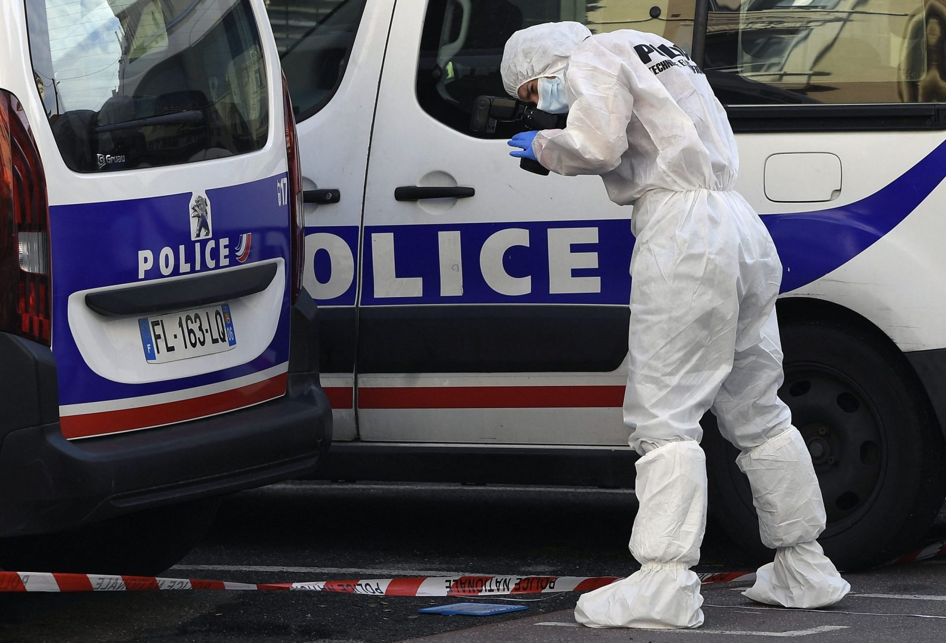 França. Polícia atacado por homem que “agiu em nome do profeta”