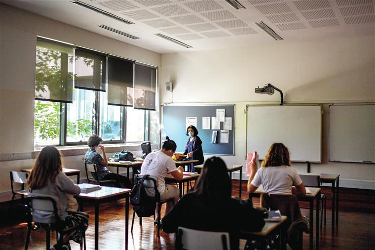 Covid-19. “Incoerência” e casos em “quase todas as escolas”