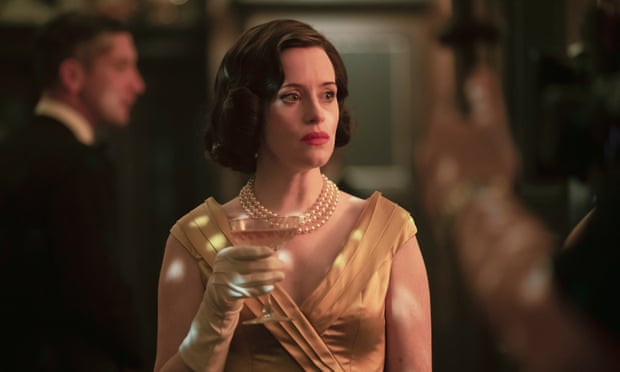 Atriz Claire Foy admite que cenas de sexo na série “A Very British Scandal” a fizeram sentir “exposta” e “explorada”