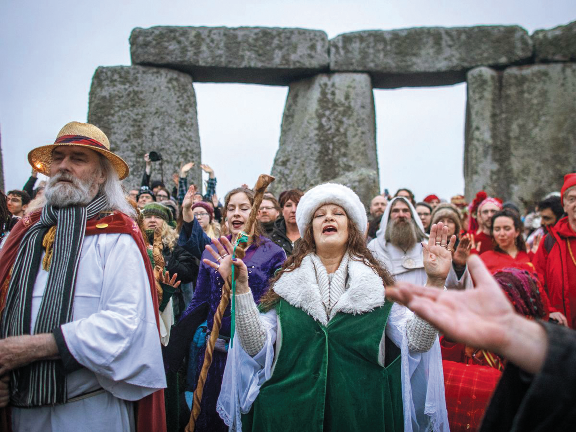 Stonehenge. De olhos no céu e de máscara na cara, chegou o solstício de inverno