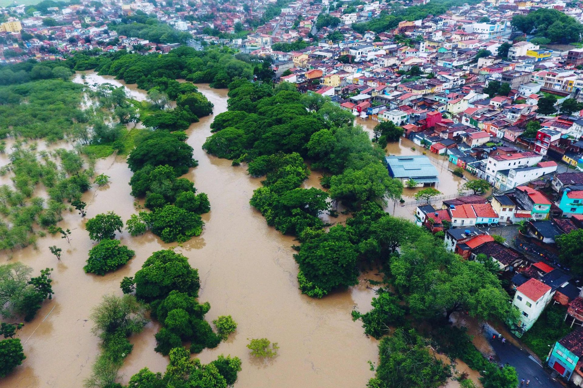 Pelo menos 21 mortos na Bahia devido a cheias no Brasil