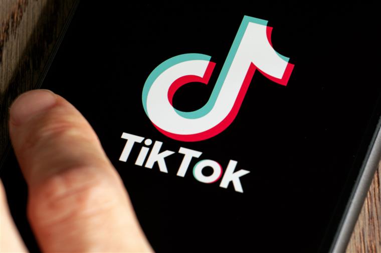 Jovens estão a desenvolver tiques nervosos e a culpa pode ser do Tik Tok