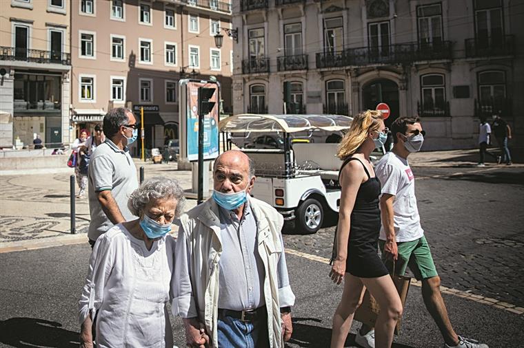 Os últimos desenvolvimentos: duas variantes, mais segundas doses da vacina e máscaras de pano postas de lado na Europa
