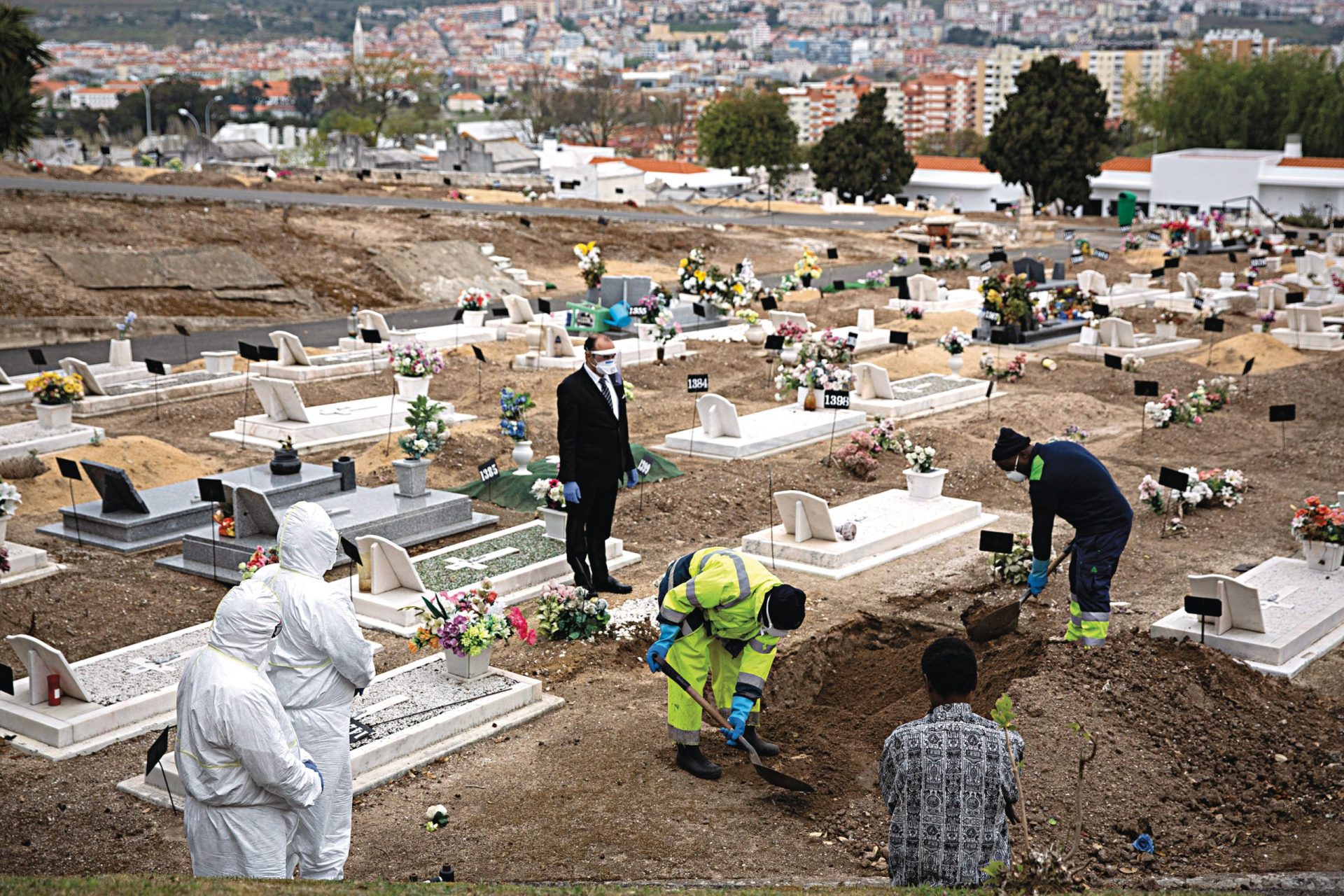 Cemitérios. De portas fechadas mas com cada vez mais trabalho