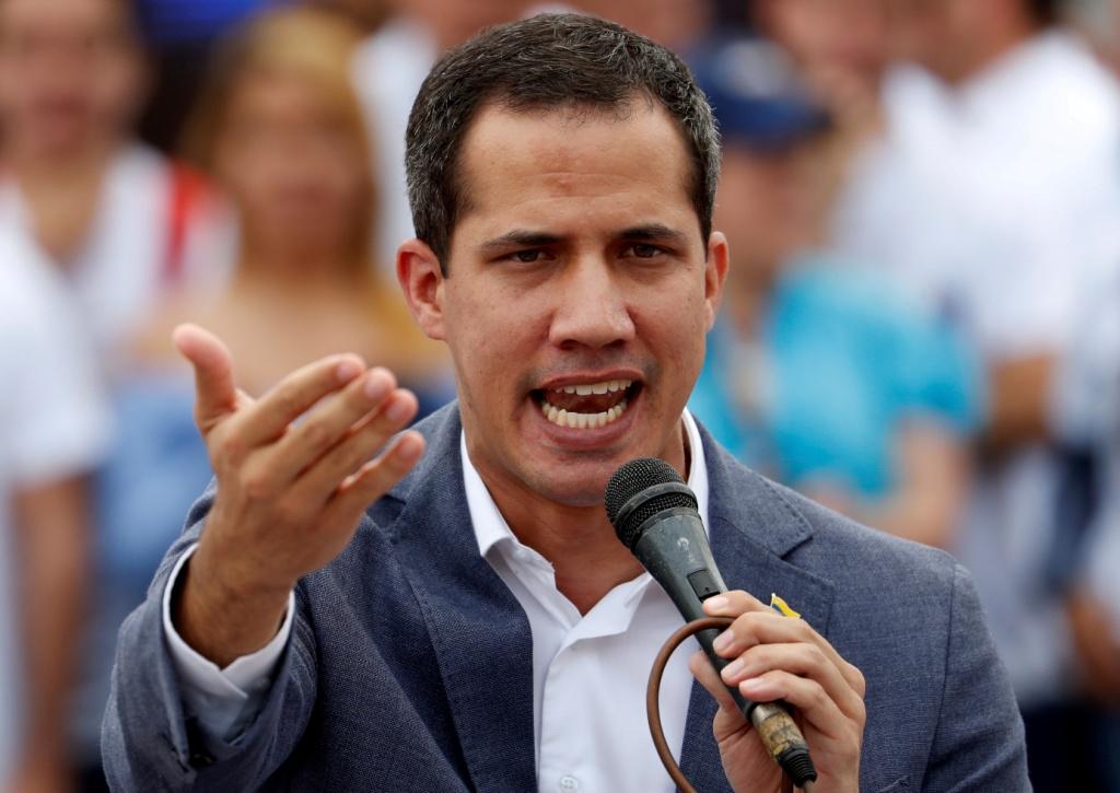 Guaidó assume presidência de parlamento paralelo