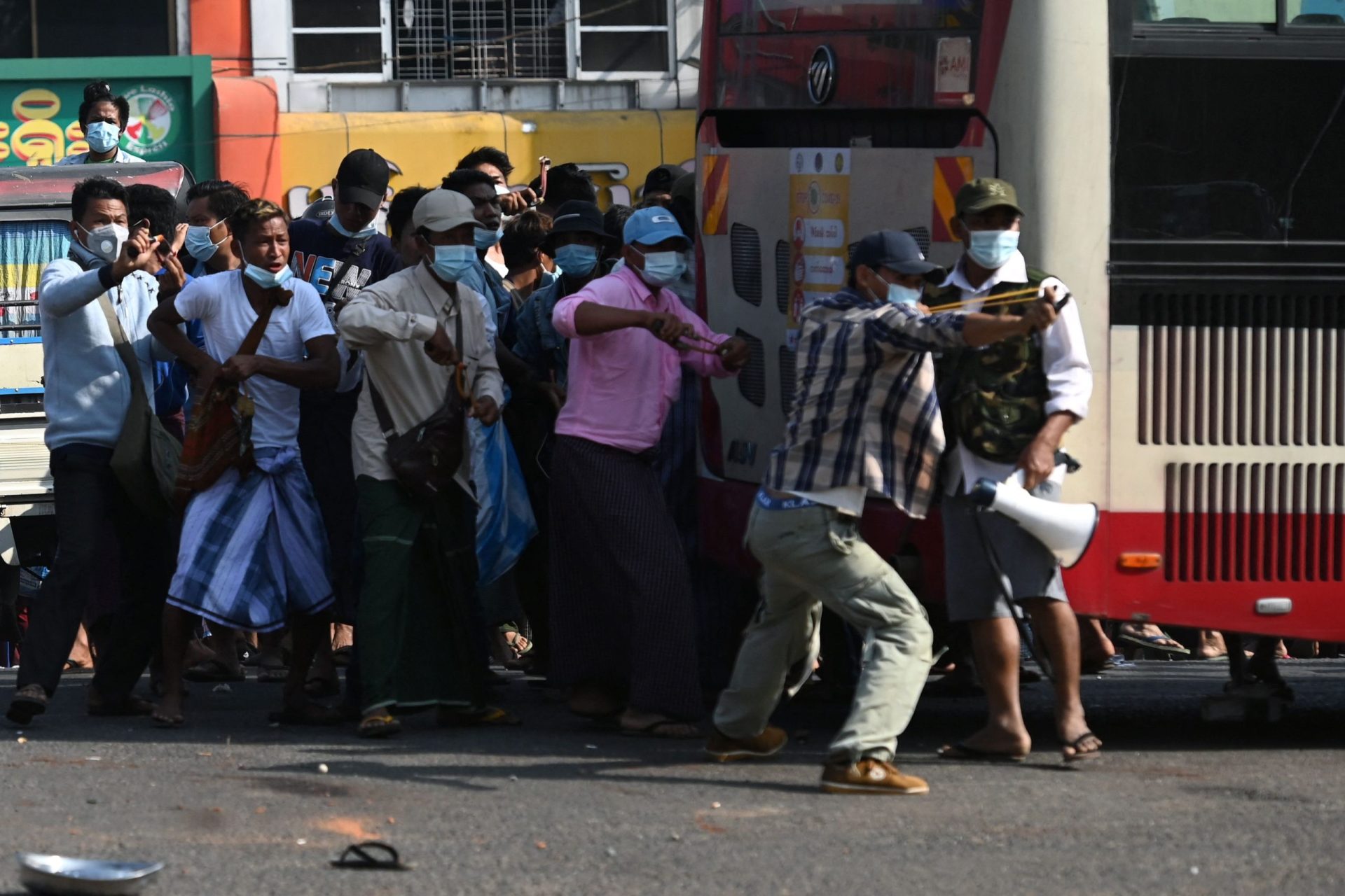 Myanmar. Apoiantes do golpe de Estado atacam manifestantes