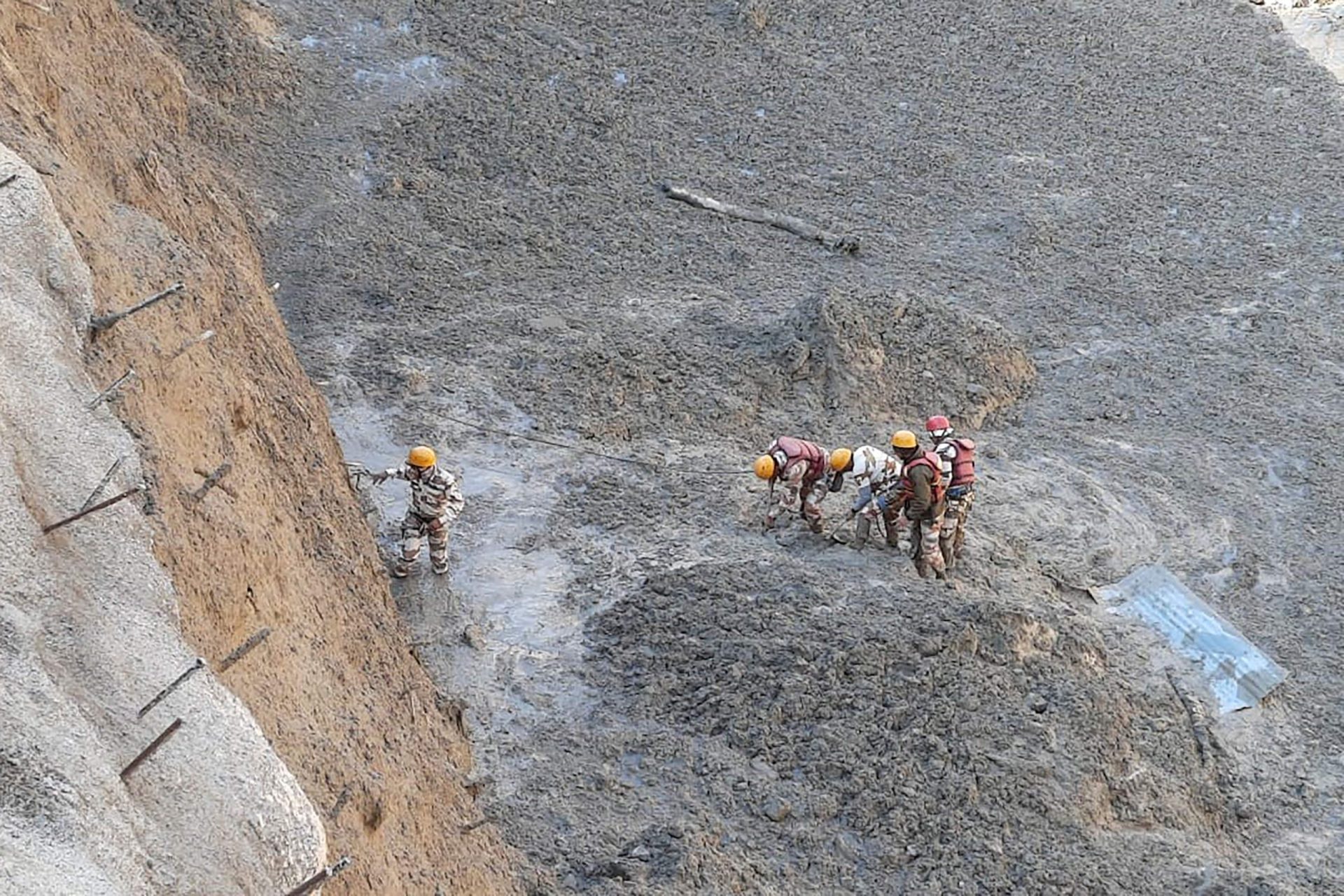 Queda de glaciar nos Himalaias provoca centenas de mortos e desaparecidos