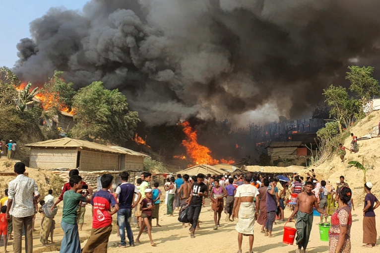 Incêndio destrói centenas de abrigos em campo de rohingya no Bangladesh