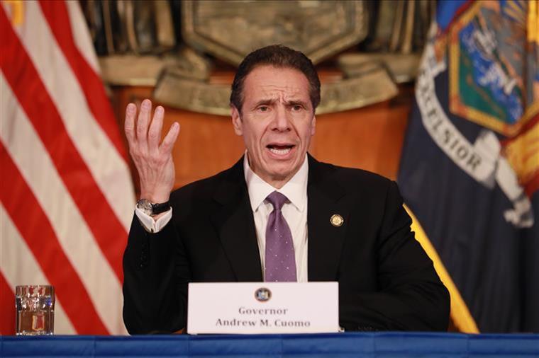 EUA. Andrew Cuomo acusado de fornecer testes de covid-19 à família