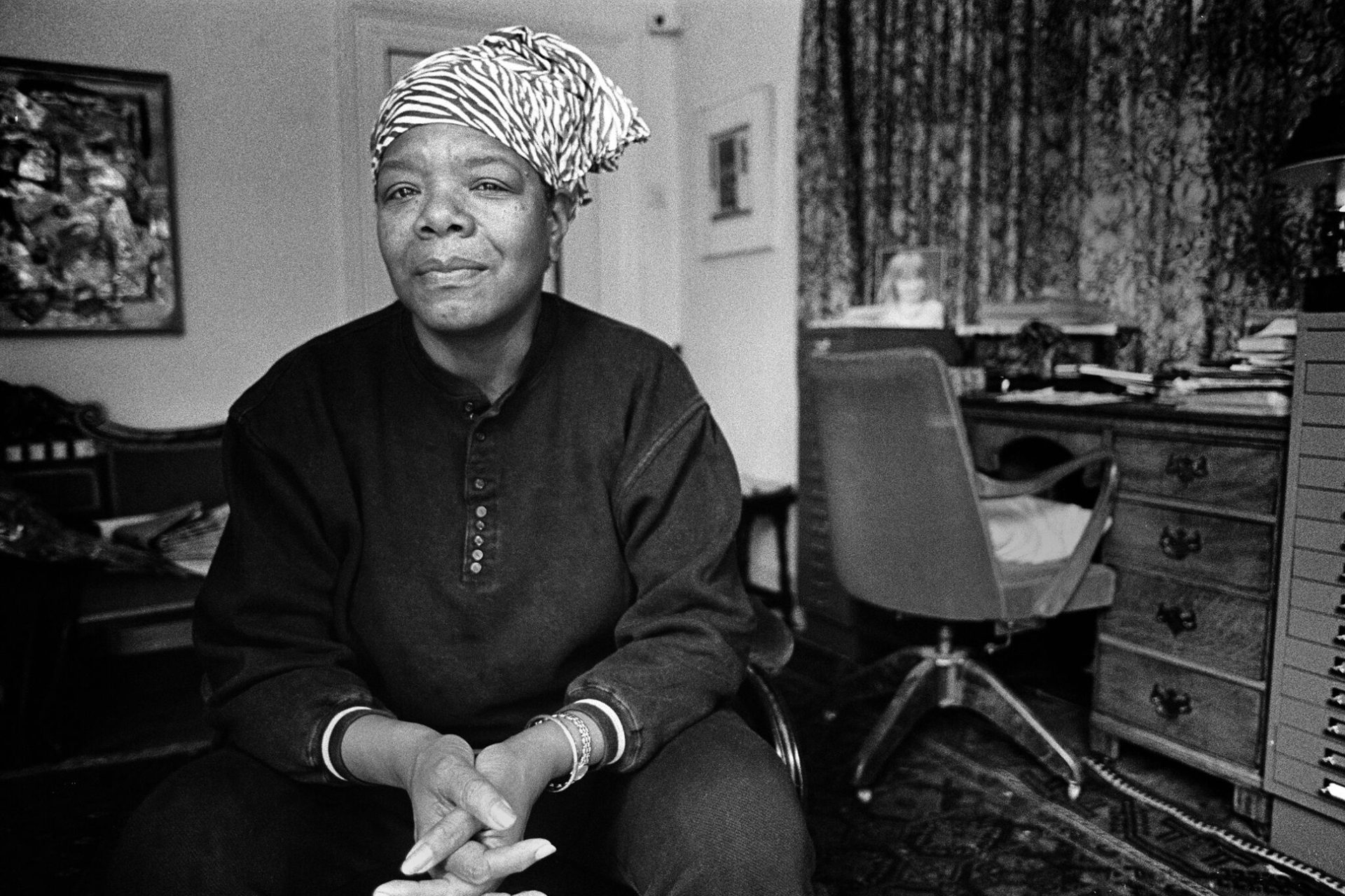 Maya Angelou. Sei porque canta o pássaro violado na gaiola