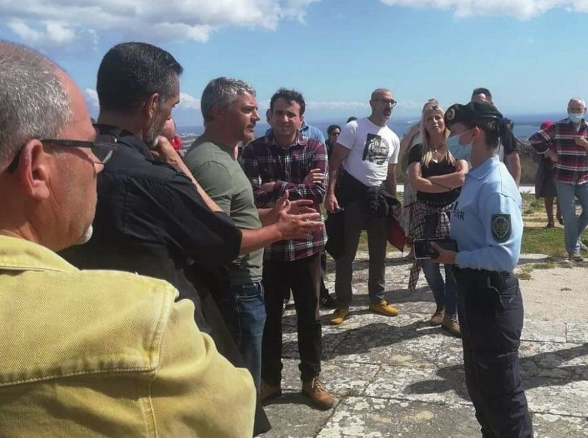 Manifestação. Juiz anti-confinamento junta apoiantes no Castelo de Palmela e é acusado de desrespeitar a GNR