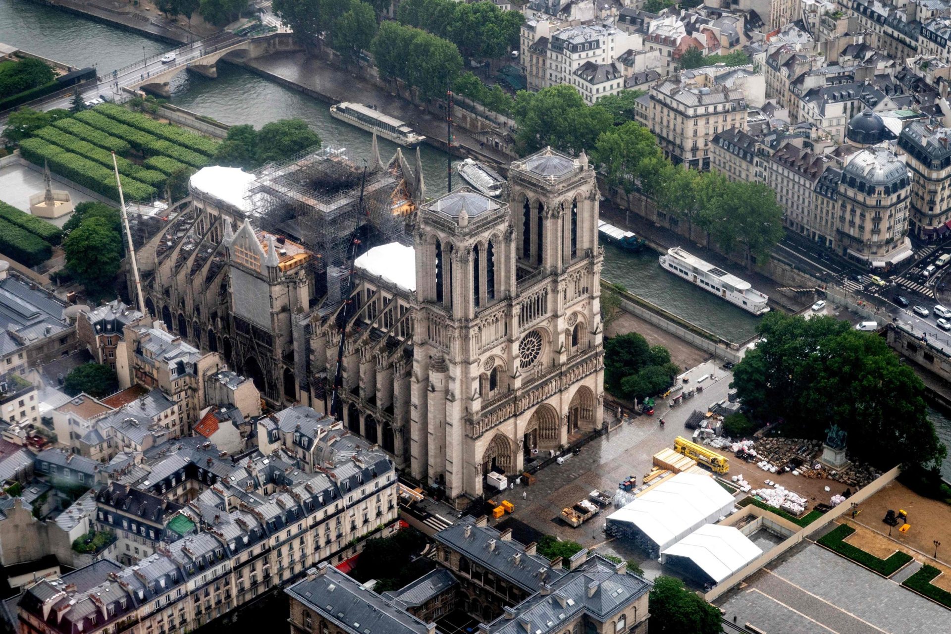 Notre Dame. Reabertura agendada para 2024, mas  há quem tema um “ecocídio”