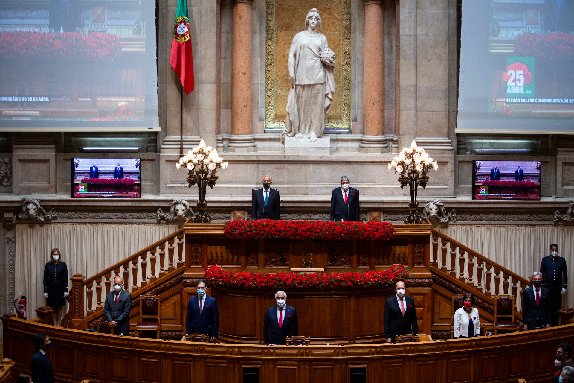 Parlamento assinala 25 de Abril