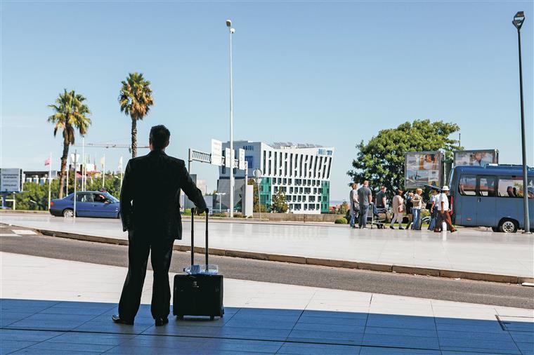 Portugueses viajaram menos 41% no ano passado