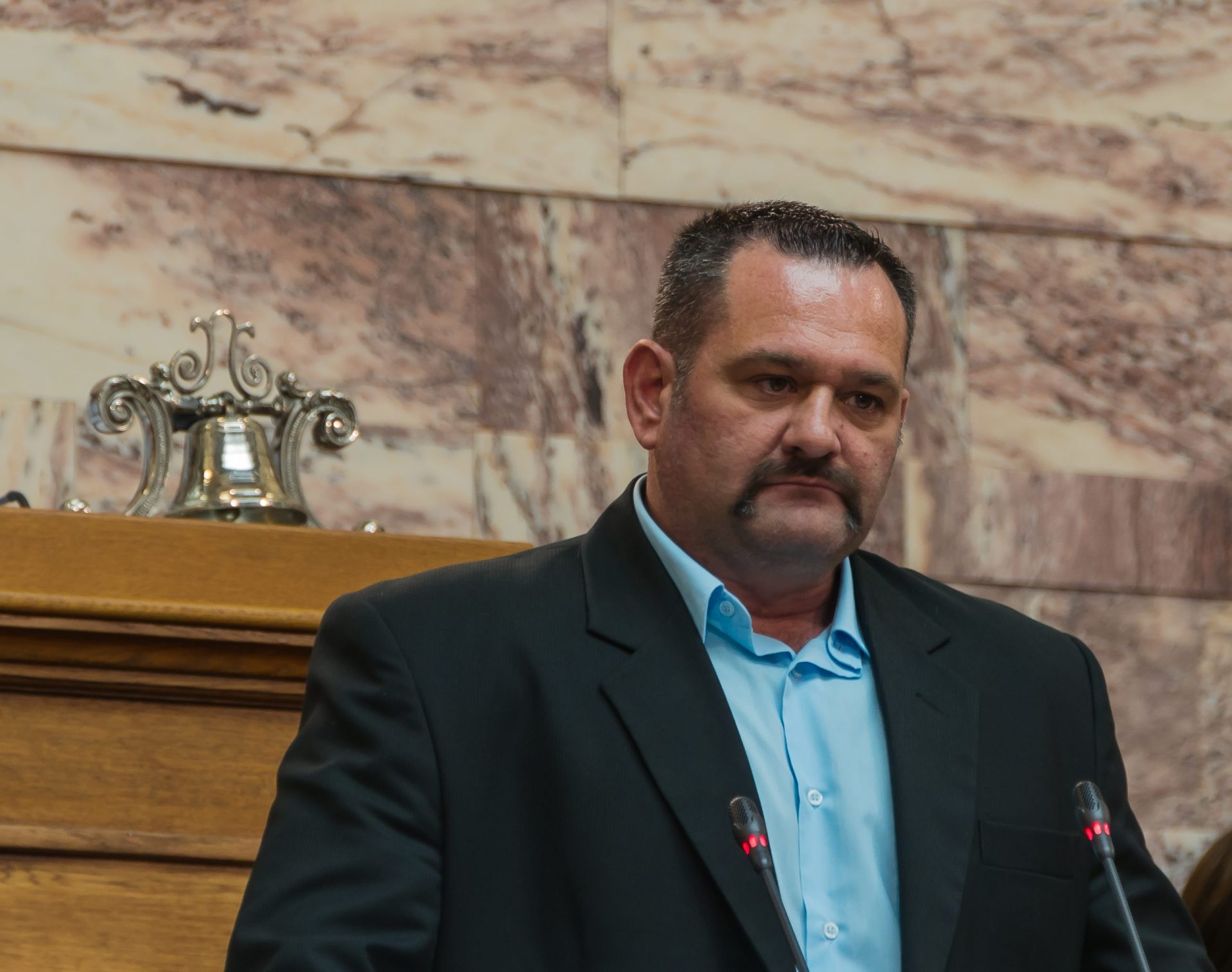 Eurodeputado grego ex-membro de partido neonazi recusa ser extraditado