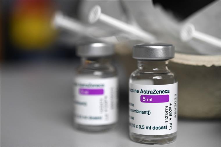 Comissão de vacinação vai pronunciar-se sobre uso da vacina da AstraZeneca. O que já se sabe sobre as decisões dos restantes países