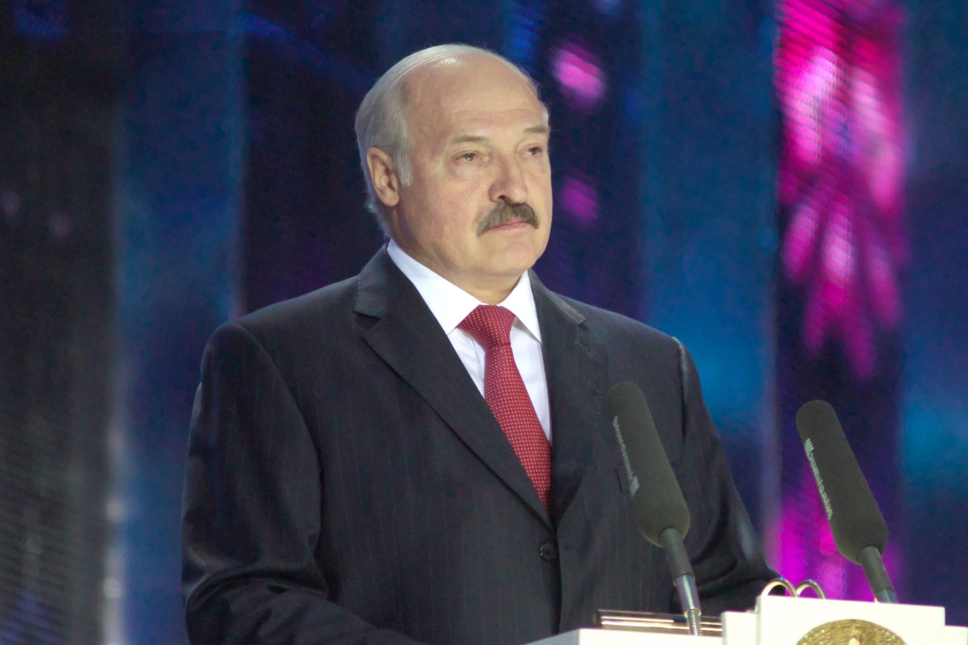 Lukashenko autoriza polícia a usar armas para dispersar manifestantes