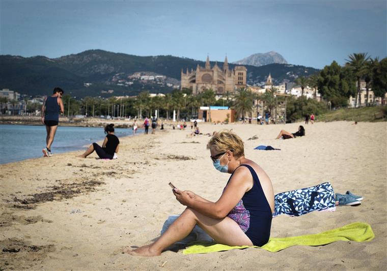 Três metros entre chapéus e raquetes só com praia com pouca gente. Saiba quais são as regras nas praias e o que dá multa