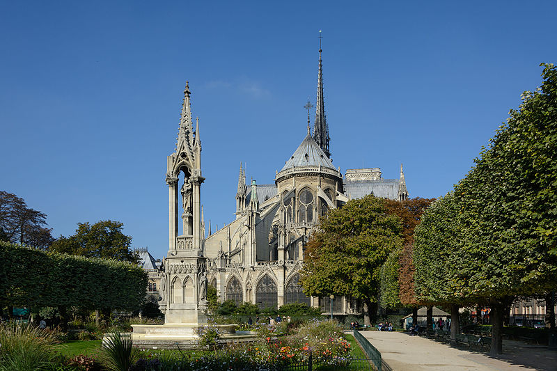 Polícia encerra praça da Notre-Dame por alta concentração de chumbo