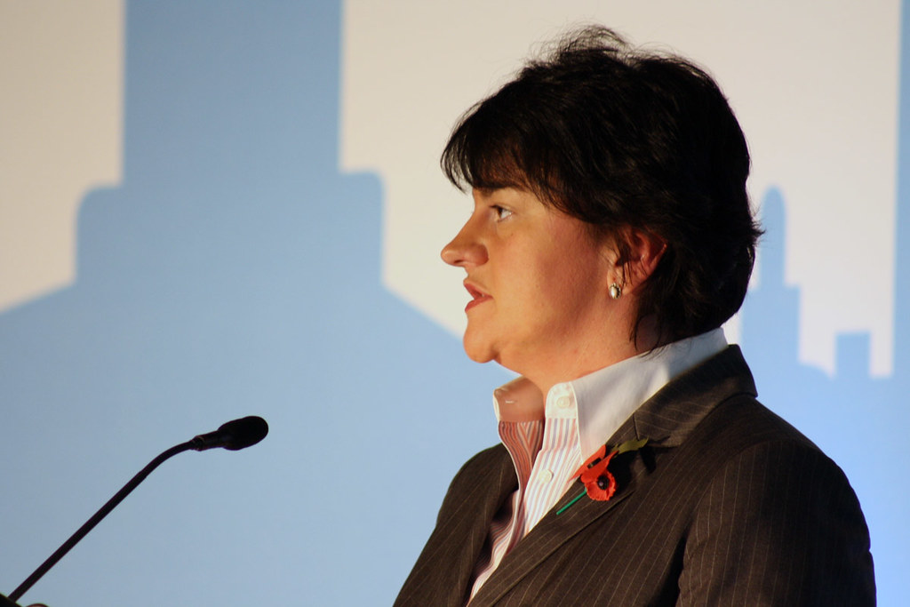 Arlene Foster demite-se formalmente do governo da Irlanda do Norte