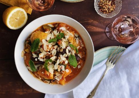 Receita: Ensopado Vegetariano com Tâmaras e Amêndoas Tostadas