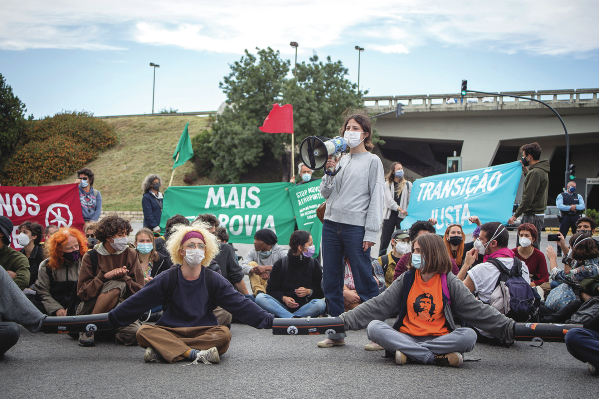 Mulheres tiveram de tirar cuecas e soutiens na esquadra. Manifestantes apresentam queixa-crime contra PSP