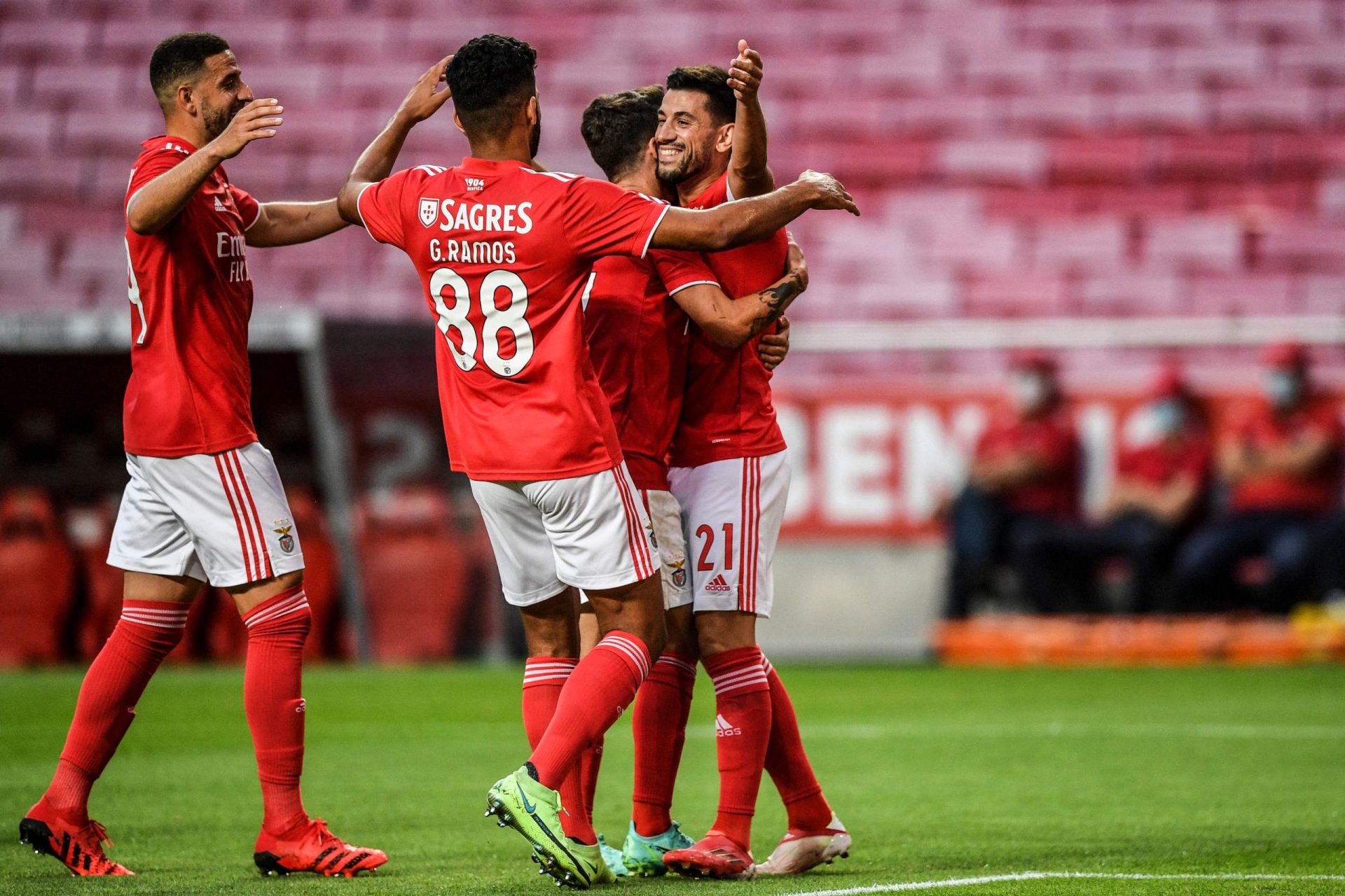 Champions. Benfica à espera de derrotar Vitória para seguir em frente