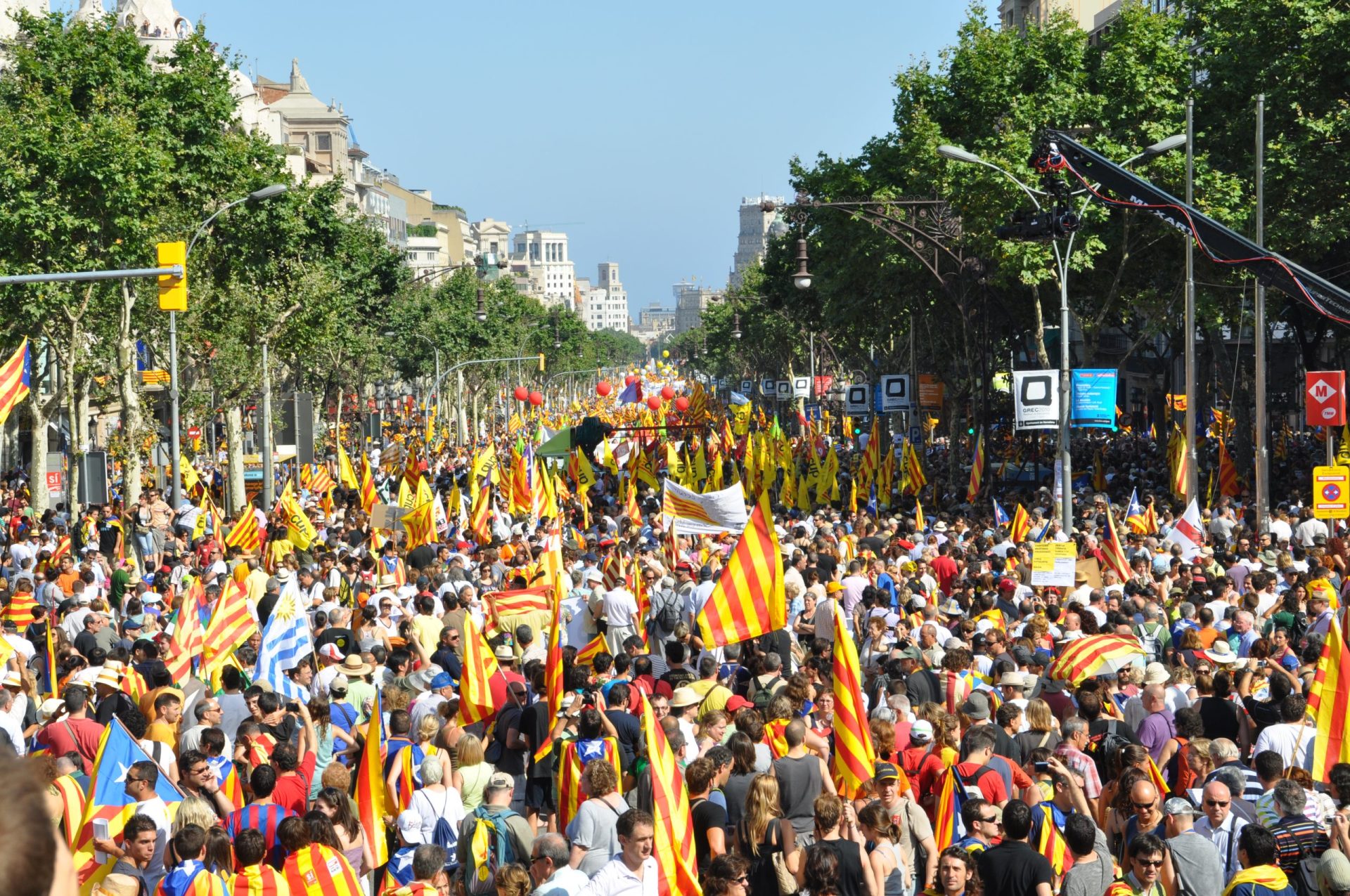 Milhares de pessoas nas ruas de Barcelona pela independência da Catalunha