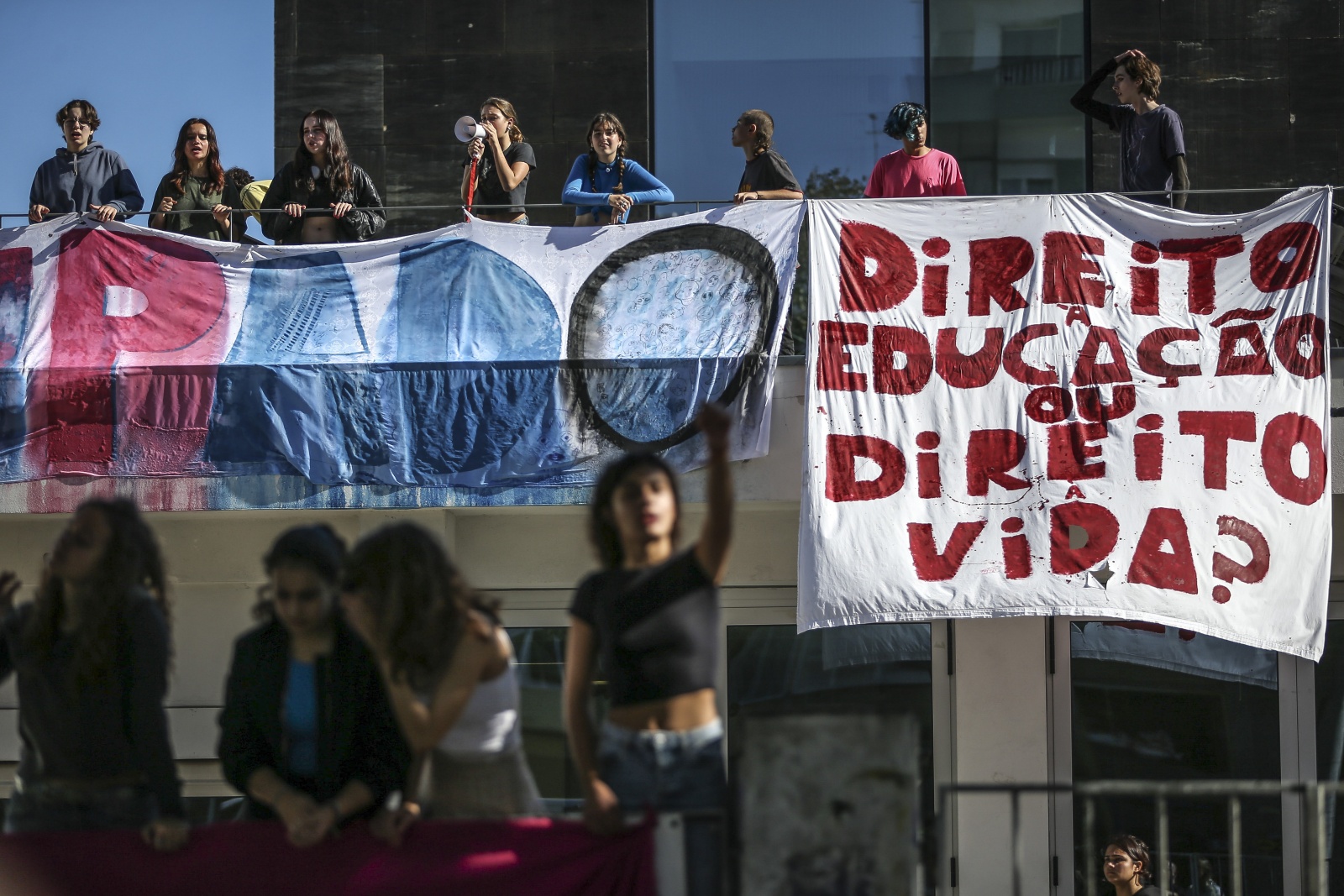 “Fim ao fóssil”. Alunos barricados na António Arroio