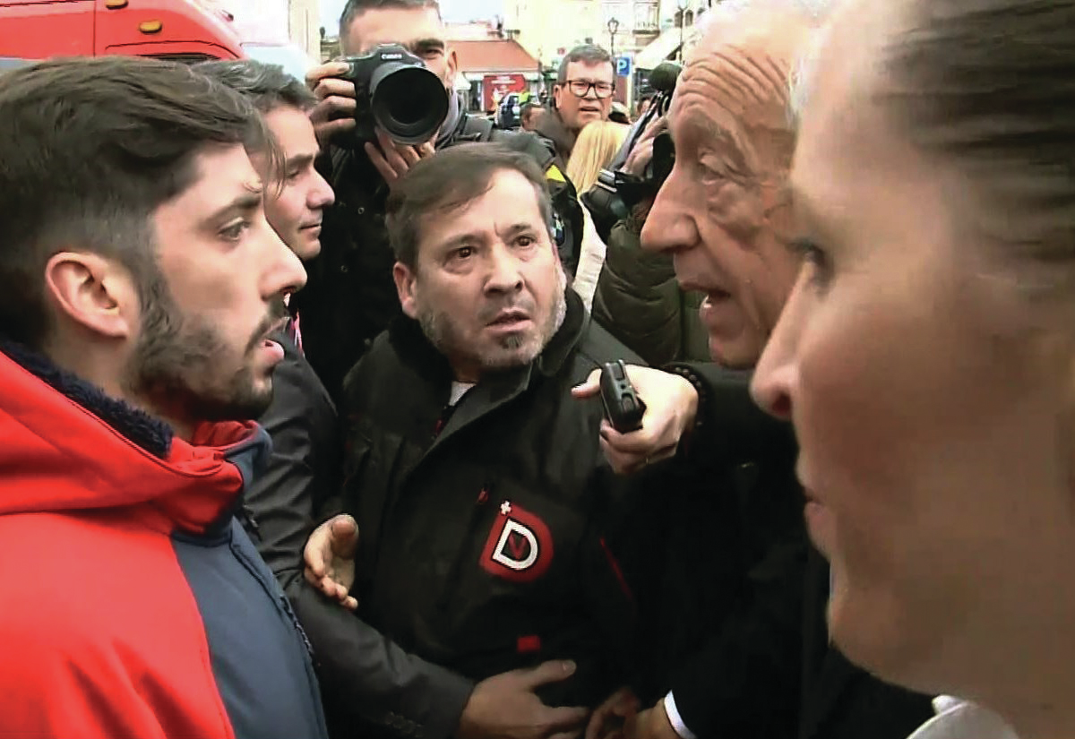 PR confrontado na rua. &#8220;Fala muito bem,  mas não faz nada&#8221;