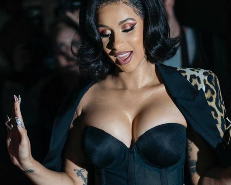 Cardi B vence processo judicial contra Youtuber que a acusou de ter herpes e ter traído o marido