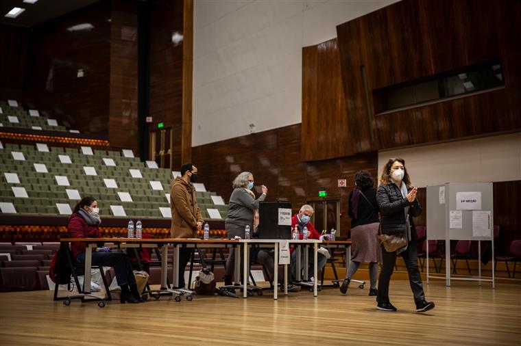 Governo duplica mesas de voto antecipado face aumento de casos de covid-19