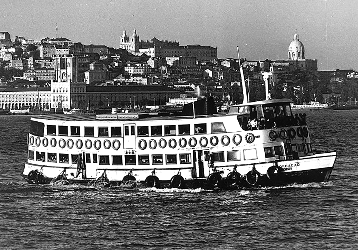 15 de Fevereiro de 1962. Alerta Cacilhas!!! Isto começa a ser  um rio de gente!