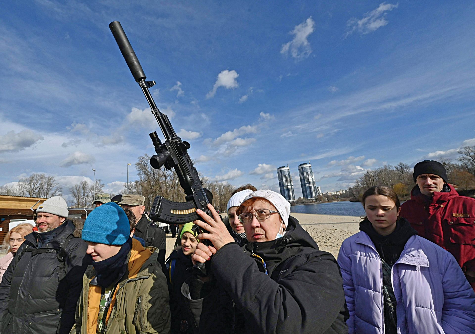 Ucrânia. Com tropas russas a caminho de Donbass, apertam as sanções