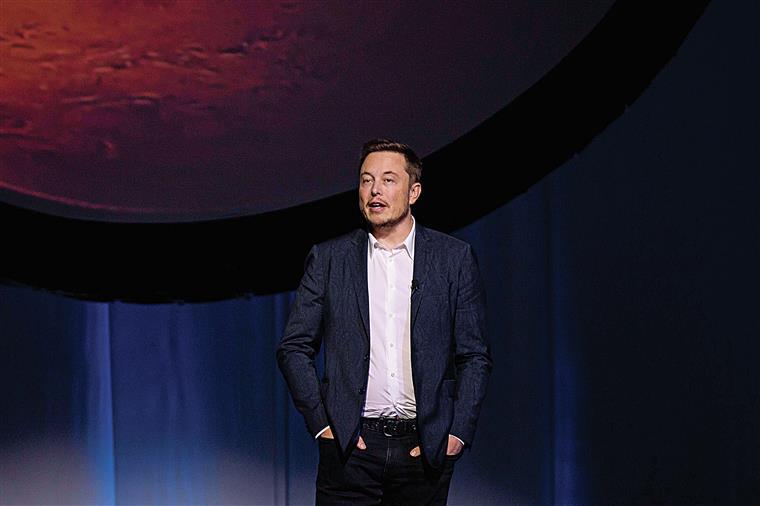 Bilionário Elon Musk patrocina serviço de internet à Ucrânia