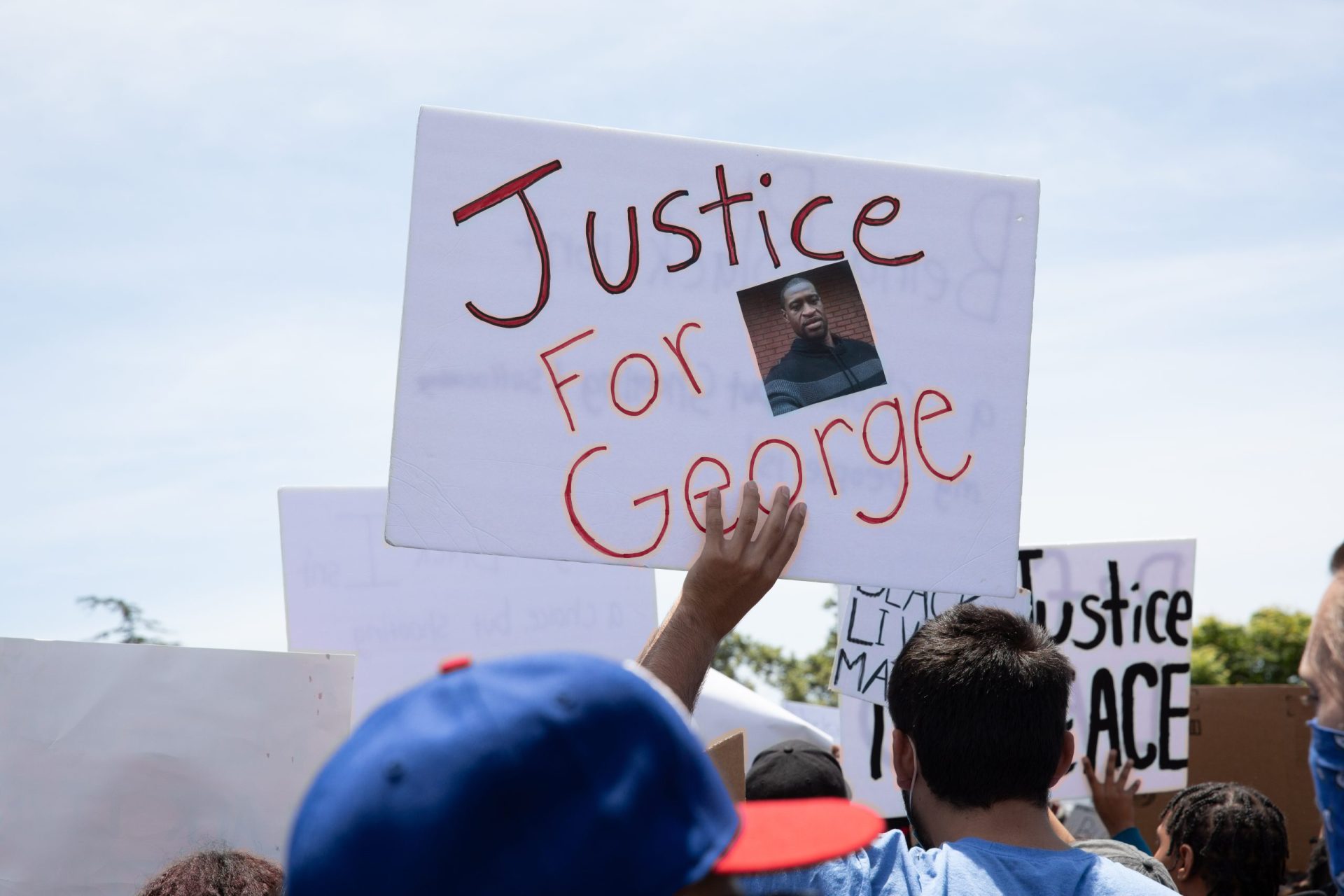 Assassinato de refugiado de 24 anos de idade gera fúria no Brasil. São esperadas manifestações