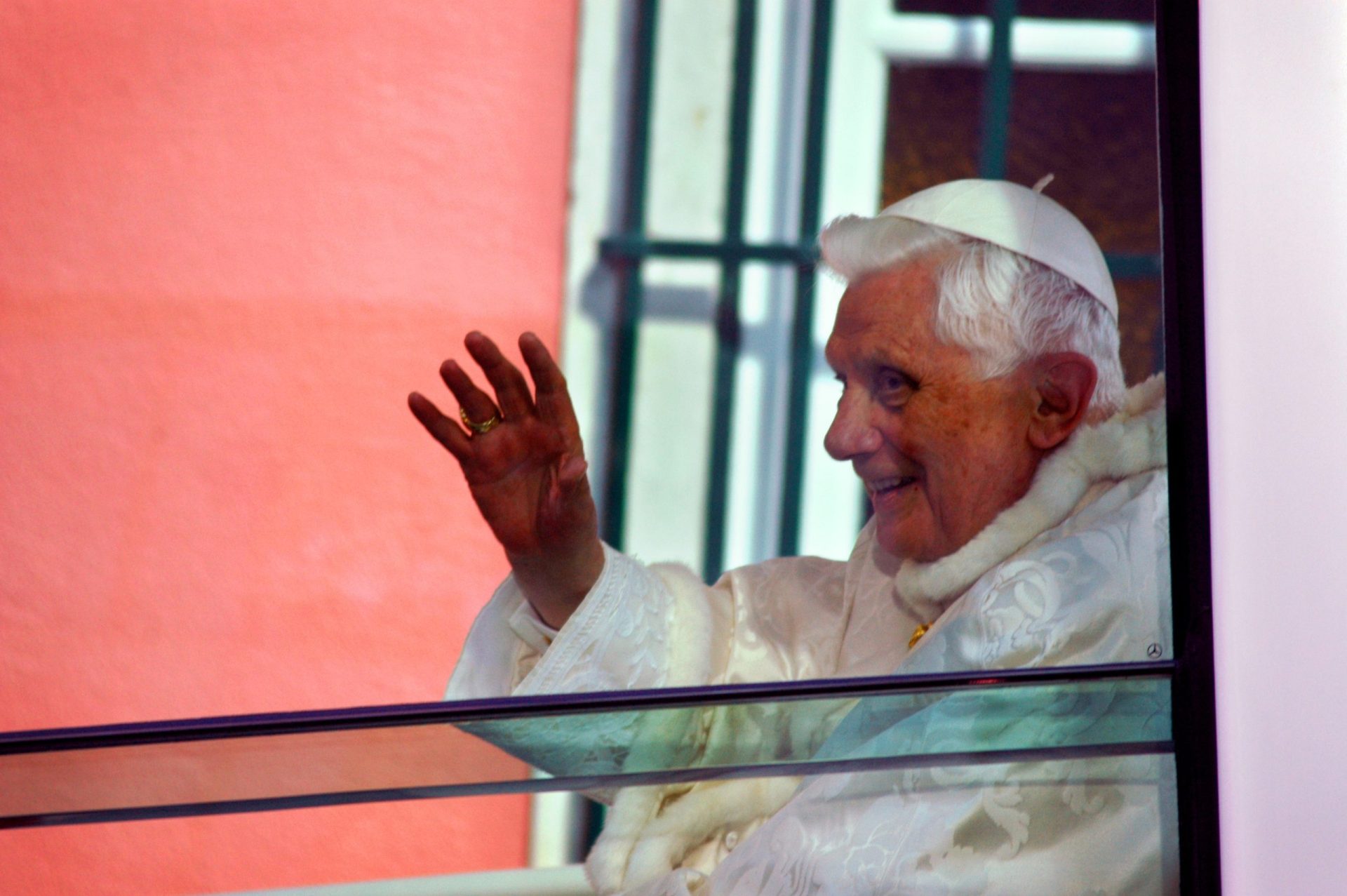 Papa emérito pede perdão por abusos, mas nega encobrimento