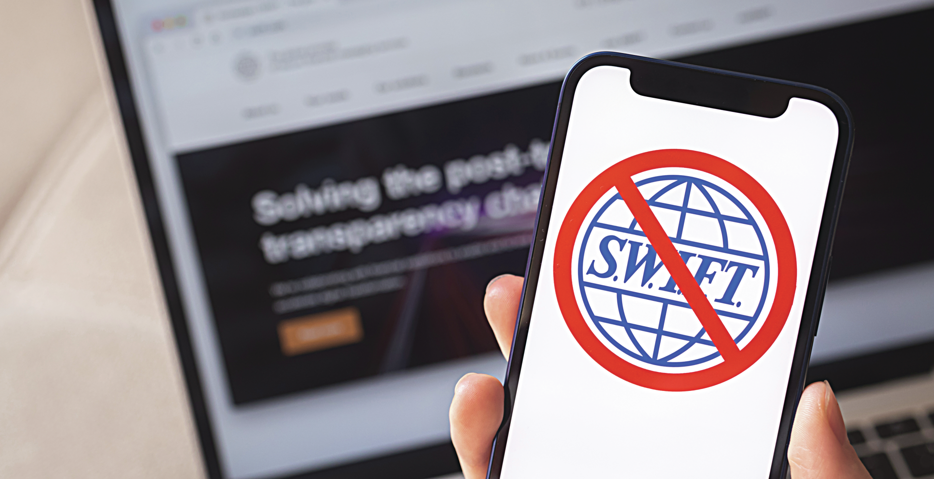 SWIFT. Falências à vista na banca após bloqueio do sistema de pagamentos