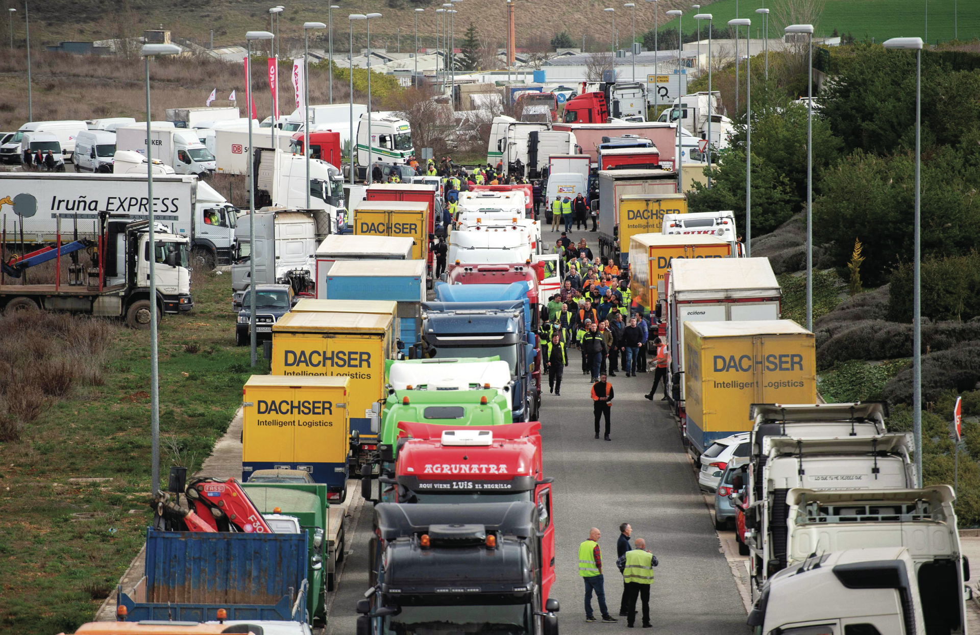 Greve paralisa fábricas e cria problemas de abastecimento