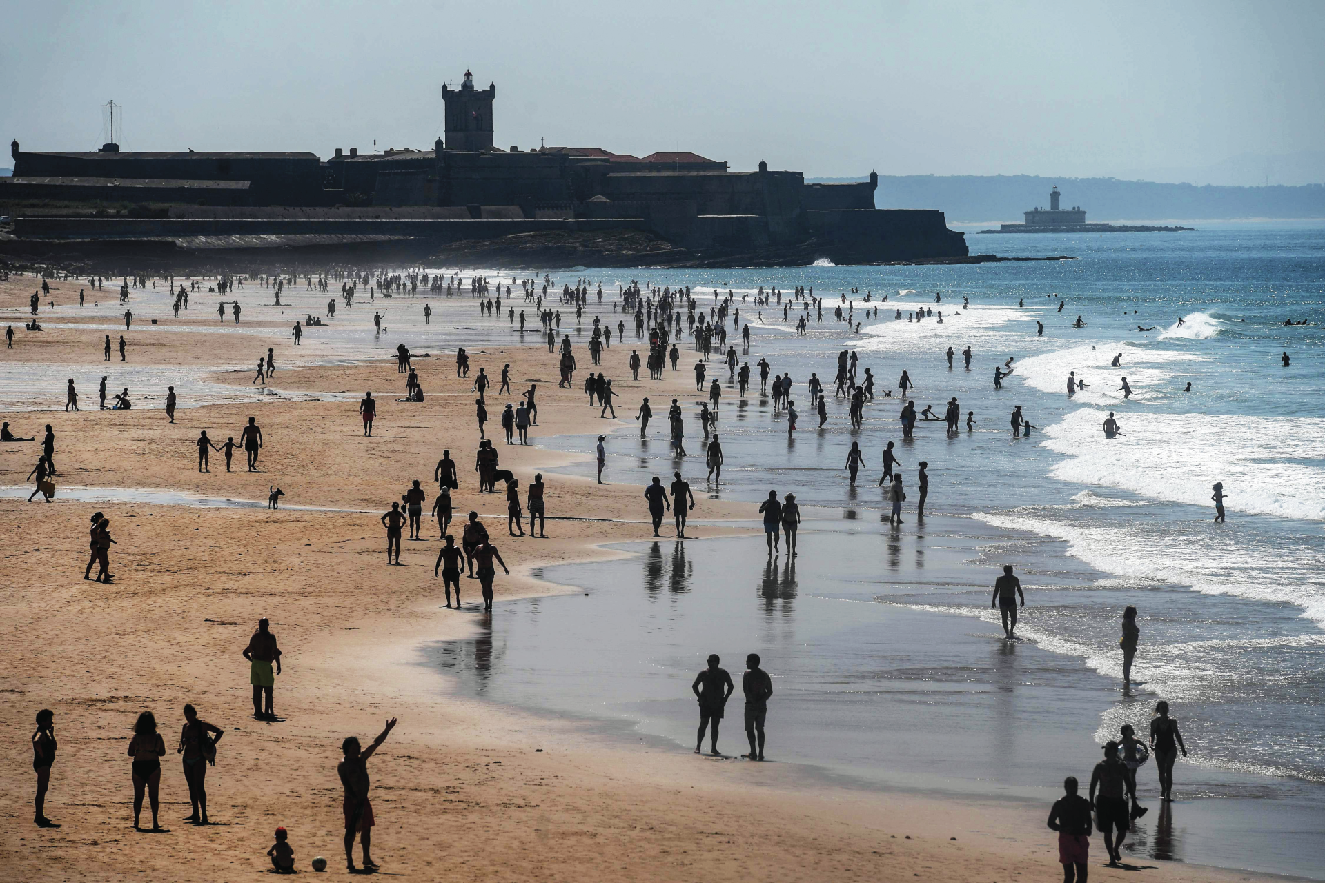 “O dia mais quente será o de hoje, com temperaturas entre os 35ºC e os 37ºC”