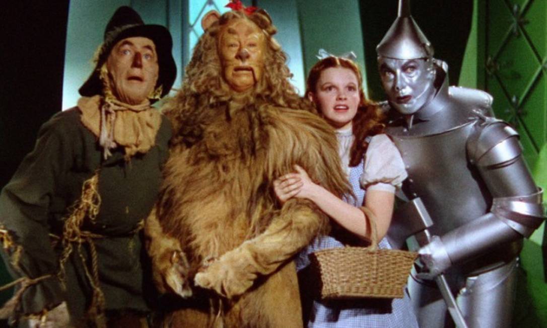 Juiz dos EUA cancela leilão do vestido usado por Judy Garland no filme ‘O Feiticeiro de Oz’