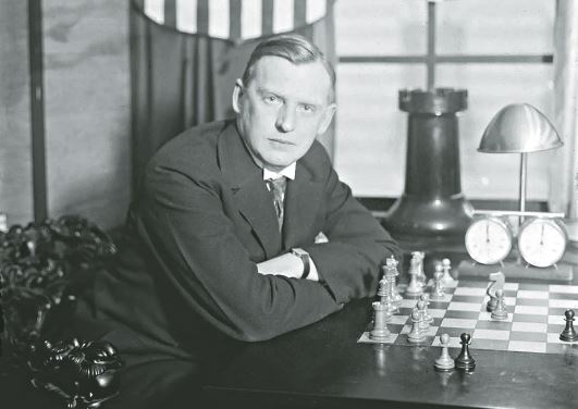 Alekhine. “Distinguindo-se na sua arte celeste!”