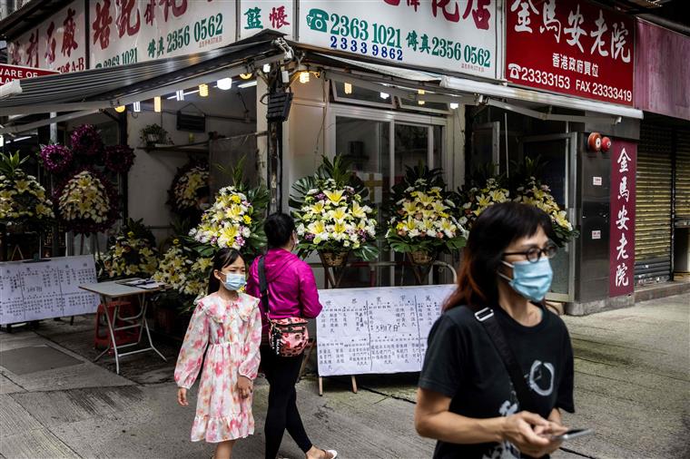 Hong Kong. Infetados com covid-19 vão passar a usar pulseira eletrónica