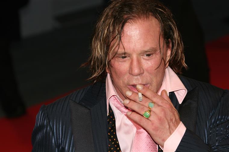 Mickey Rourke considera que Tom Cruise é “irrelevante” e “faz o mesmo papel há 35 anos”