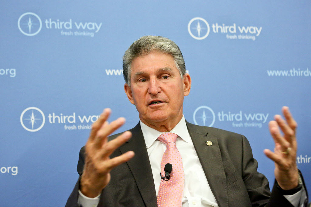 Joe Manchin surpreende e apoia projeto de Biden para saúde e clima